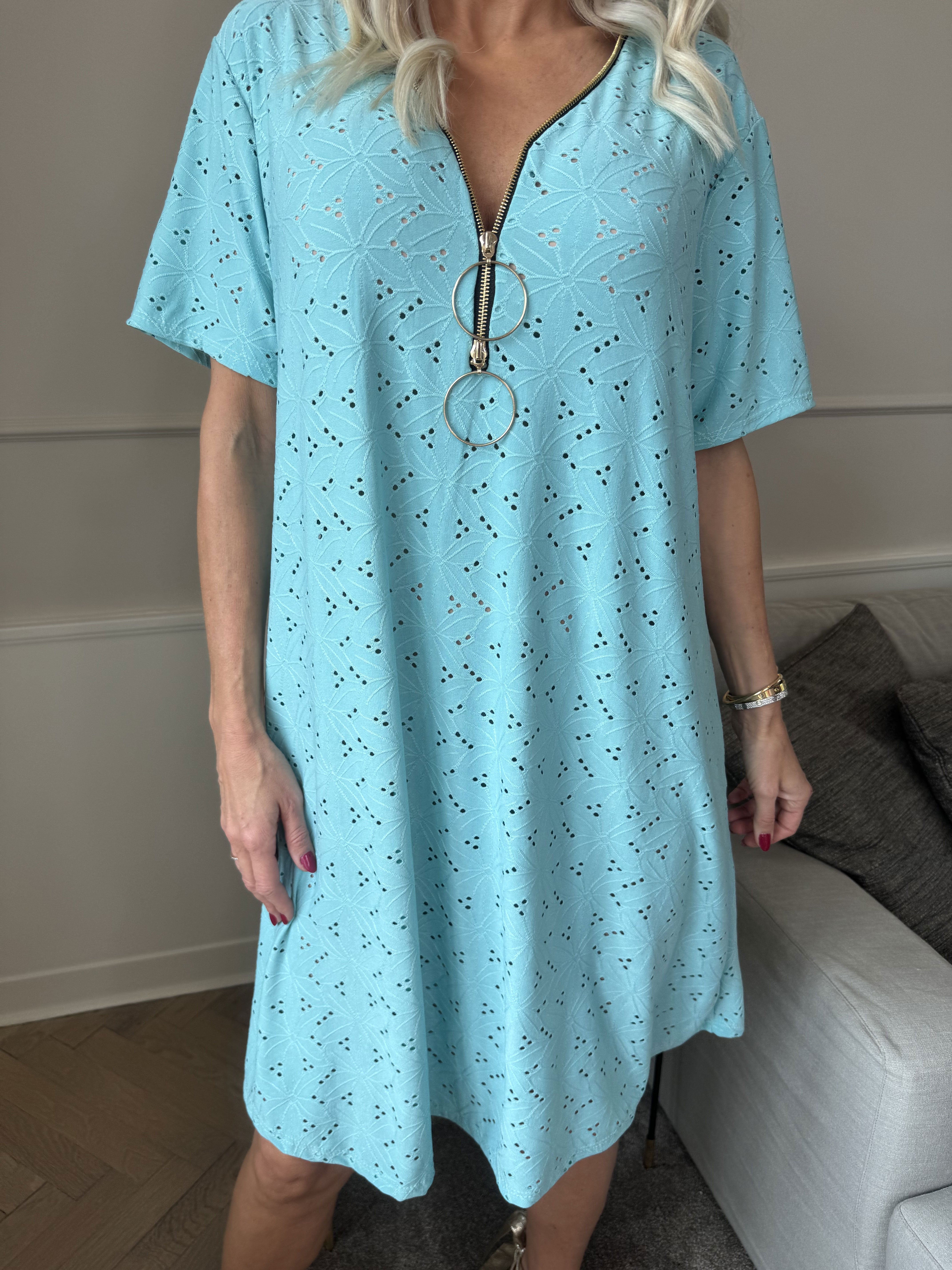 Liba - Blød elastisk kjole i broderie anglaise med lynlås